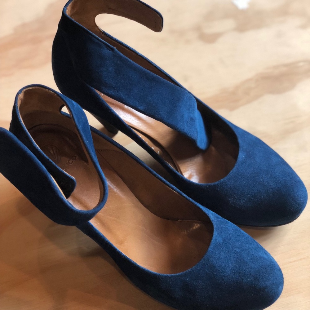 Coclico suede pump 8.5 US (39.5 Euro), heels 3.5”